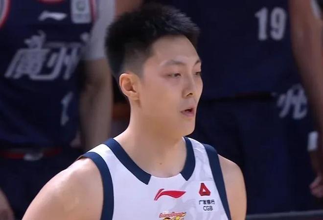 尤文23岁前锋滑倒3次被换下!当众向教练发火 怒砸座椅后直接离场