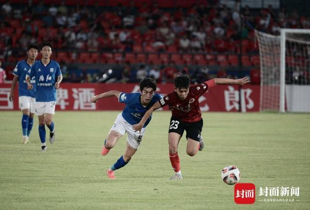 74岁泰王身边隐藏48年,爱冲浪飙车的野王子,王室暗藏底牌