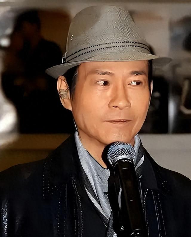 英超争议判罚!曼联2次获益,马奎尔手球被无视,1人乌龙+送点