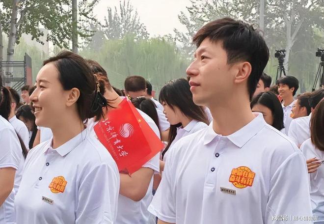 林俊杰带女友看F1,小姑娘紧张得不行,但一身行头可不简单