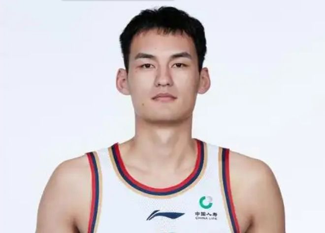 “清一色的脖子前倾!”一张学生军训照片,让家长心里不是滋味