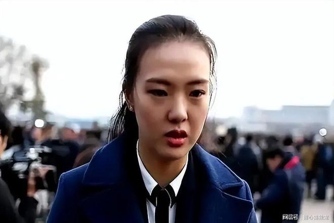 林俊杰带女友看F1,小姑娘紧张得不行,但一身行头可不简单