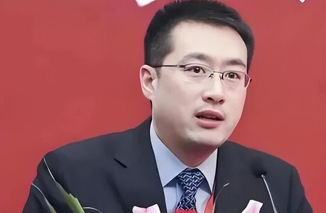 膈应啊！一老人带着逝者骨灰乘动车返乡，全程在车厢撑着一把黑伞，引发热议
