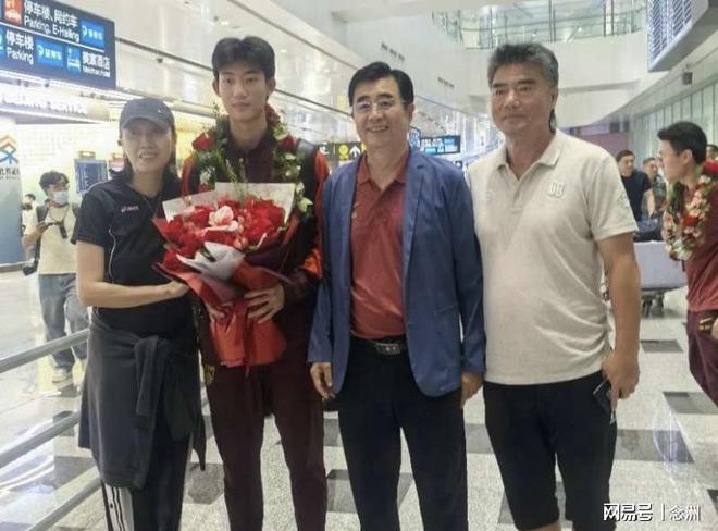 “把儿子当外人整呢”，一根破烂眼镜腿，让人心疼高考男生处境