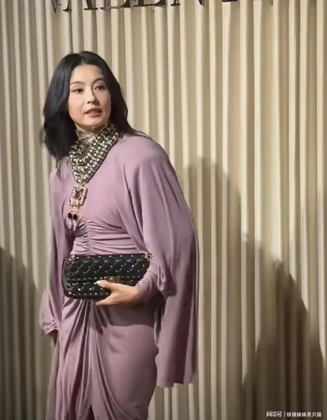 女子地铁上看手机未扶扶手,因急刹摔倒骨折,索赔84000余元,法院:女子自身有过错,地铁方赔偿26000元