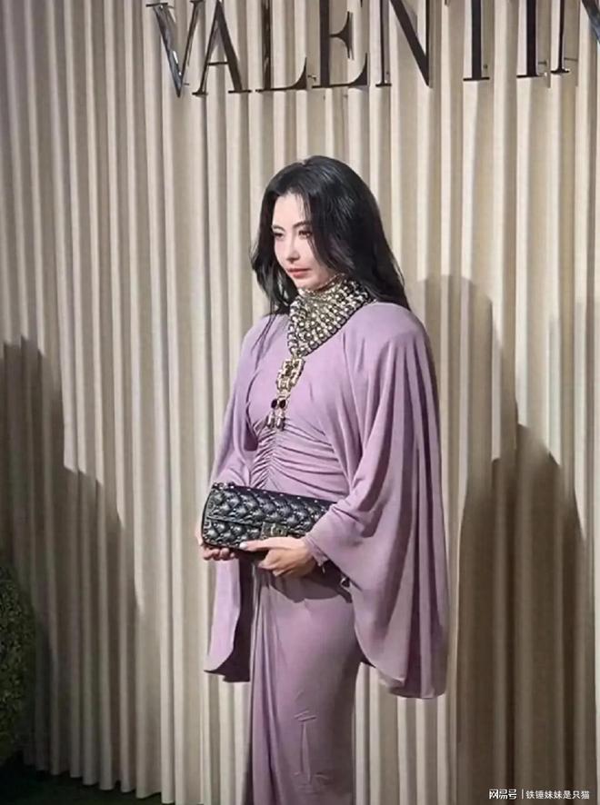 女子地铁上看手机未扶扶手,因急刹摔倒骨折,索赔84000余元,法院:女子自身有过错,地铁方赔偿26000元